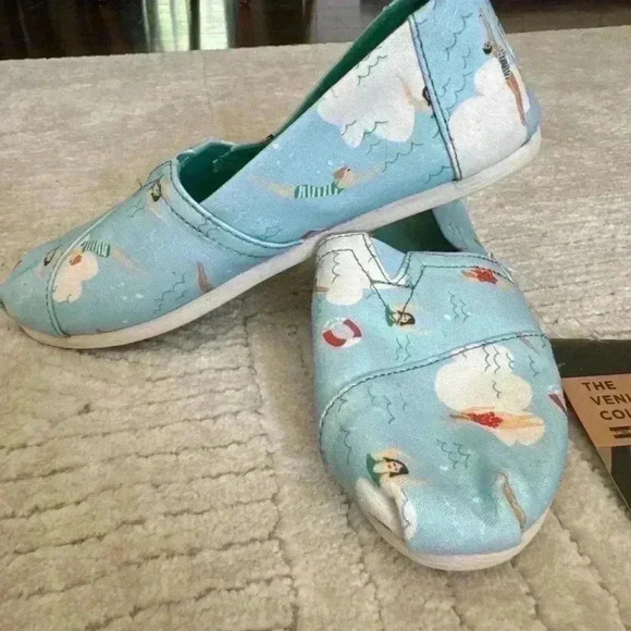 NWT TOMS shoes. Summer scene - Picture 5 of 7